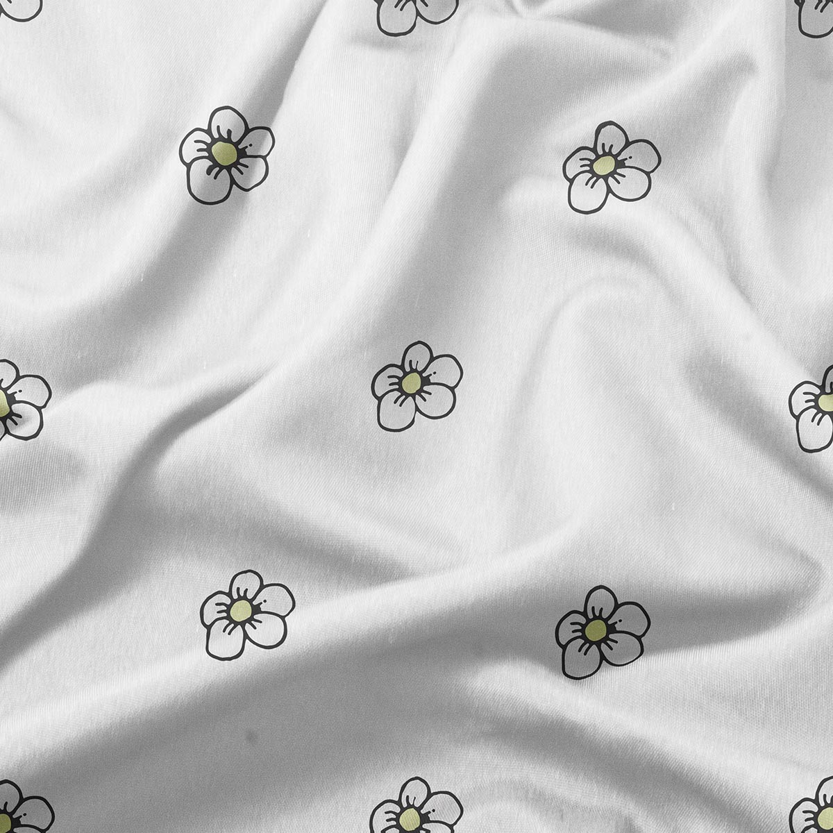 zbliżenie na tkaninę z czarnymi konturami stokrotek i jasnym żółtym środkiem