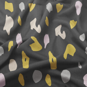 zbliżenie na tkaninę obrusy pokazujące nieregularne plamy i fakturę materiału