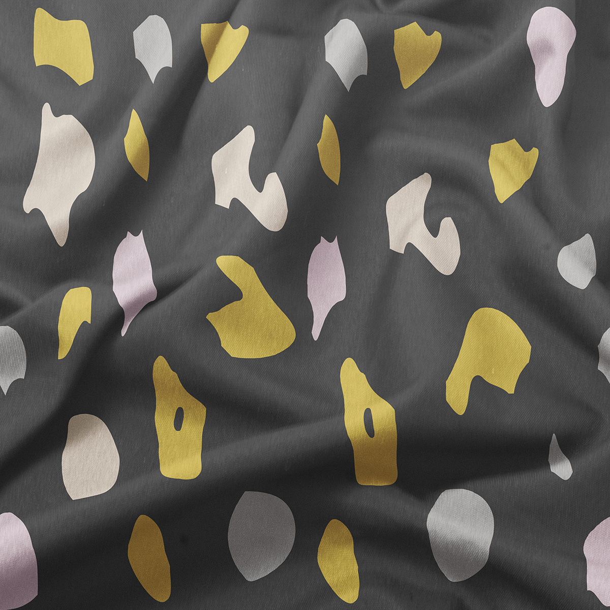 zbliżenie na tkaninę obrusy pokazujące nieregularne plamy i fakturę materiału