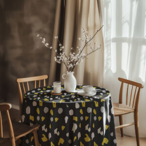 aranżacja stołu z wazonem i filiżanką, obrus w nowoczesnym wnętrzu