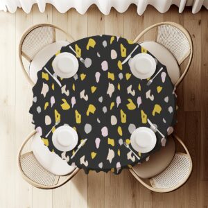 widok z góry na nakryty stół z okrągłym obrusem i rozmieszczonymi talerzami