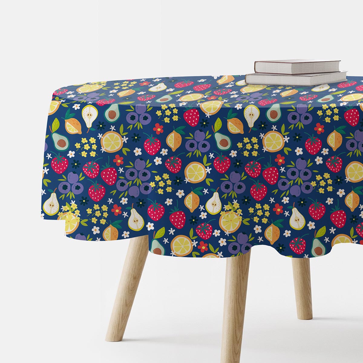 Okrągły obrus na stole z wzorem owoców i kwiatów na granatowym tle