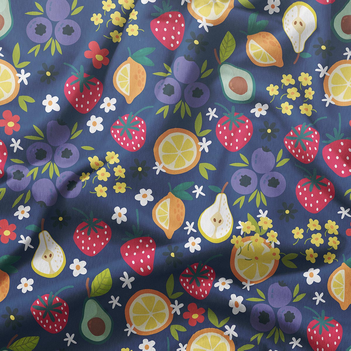 Zbliżenie na tkaninę z truskawkami, cytrynami, awokado, gruszkami i jagodami