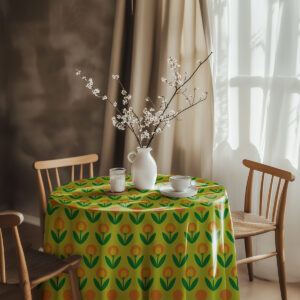 aranżacja stołu z obrusem, wazon z gałązkami i naczynia na tle jasnego wnętrza