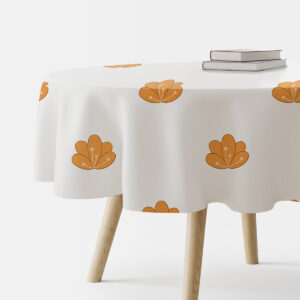 okrągły obrus na stole z powtarzalnym motywem stylizowanych pomarańczowych kwiatów, ujęcie boczne
