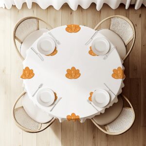 widok z góry na okrągły obrus z rozmieszczonymi motywami kwiatowymi i nakryciami