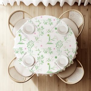 widok z góry na nakryty okrągły stół z obrusem w akwarelowe gałązki i kropki