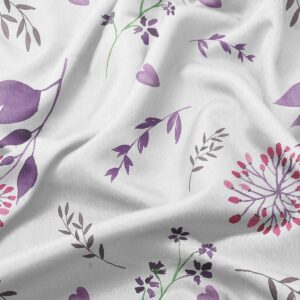 detal tkaniny z akwarelowym nadrukiem gałązek, drobnych kwiatów i serduszek pokazujący fakturę materiału