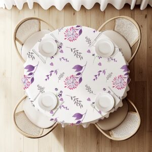 widok z góry na okrągły obrus z równomiernie rozłożonymi akwarelowymi kwiatowymi motywami i nakryciami