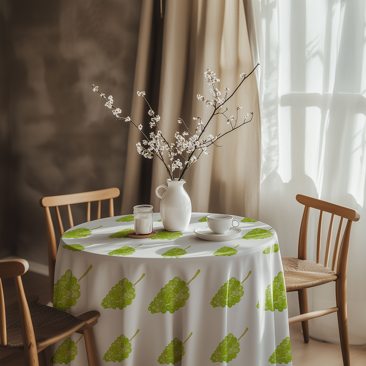 aranżacja stołu z obrusm, wazą z kwiatami i naczyniami przy oknie