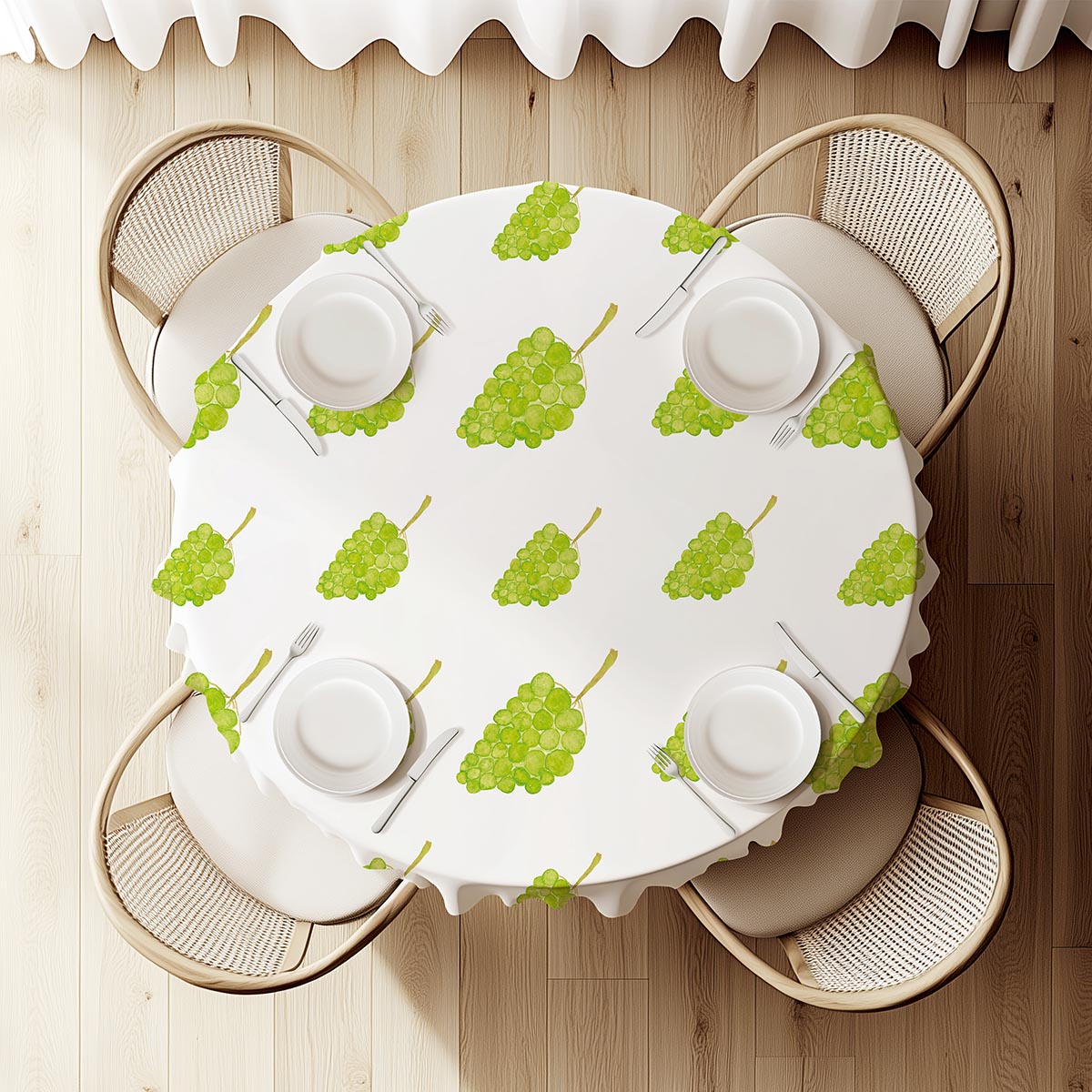 widok z góry na okrągły stół nakryty obrusem z motywem zielonych kiści winogron