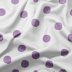 zbliżenie tkaniny z nieregularnymi fioletowymi kropkami, widoczne pociągnięcia akwareli