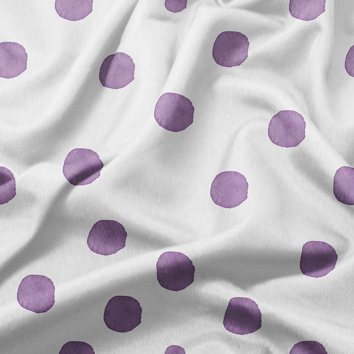 zbliżenie tkaniny z nieregularnymi fioletowymi kropkami, widoczne pociągnięcia akwareli