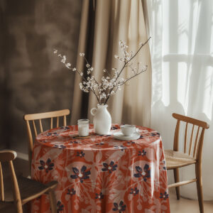 Aranżacja stołu z wazonem na obrusie w kwiatowy wzór