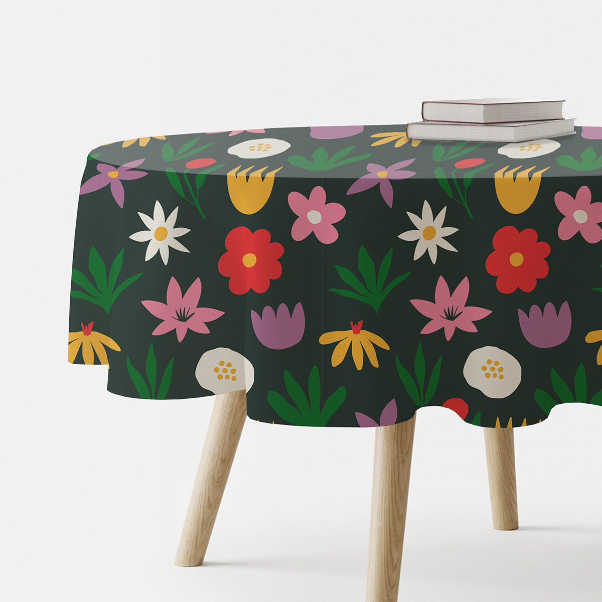 Okrągły obrus z ciemnym tłem i wesołymi, kolorowymi kwiatami na stole