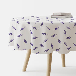 okrągły obrus na stole z rozproszonym wzorem fioletowych gałązek