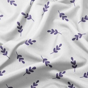 zbliżenie materiału i detalu wzoru z pojedynczymi fioletowymi gałązkami