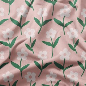 zbliżenie na materiał pokazujące gładką fakturę i motyw drobnych stokrotek