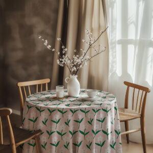 aranżacja stołu z obrusem, wazonem z gałązkami i krzesłami w przytulnym wnętrzu
