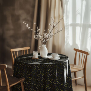 aranżacja stołu z wazą i czarnym obrusem w złote kropki