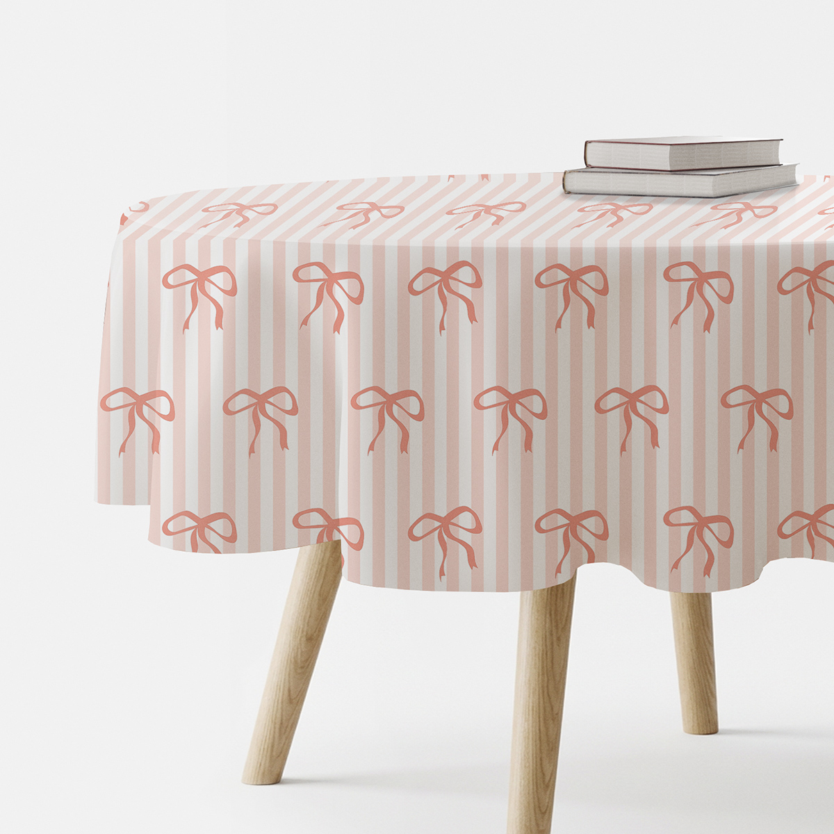 okrągły obrus na stole z pionowymi paskami i powtarzającym się wzorem kokardek