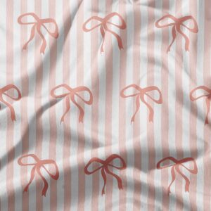 zbliżenie na tkaninę z delikatnymi kokardkami ułożonymi na jasnych pasach