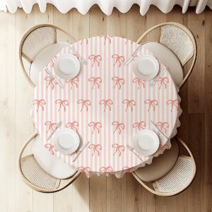 widok z góry na okrągły stół udekorowany obrusem z kokardkami i zastawą