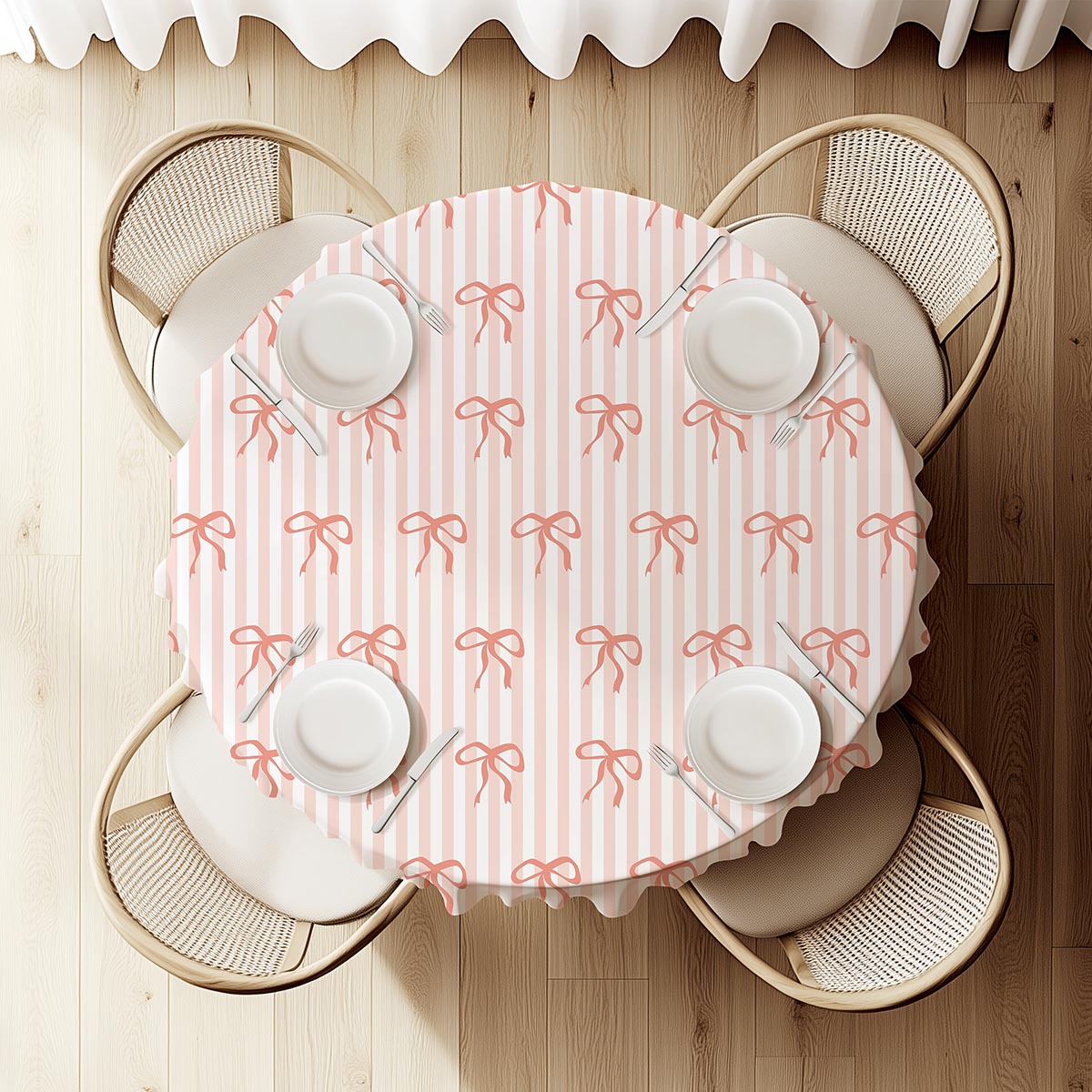 widok z góry na okrągły stół udekorowany obrusem z kokardkami i zastawą