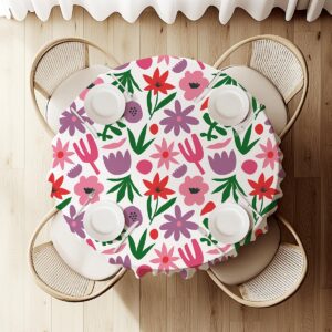 Widok z góry na okrągły obrus z powtarzalnym, graficznym motywem kwiatów