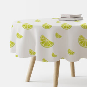 okrągły biały obrus z wzorem limonkowych plasterków na drewnianym stole