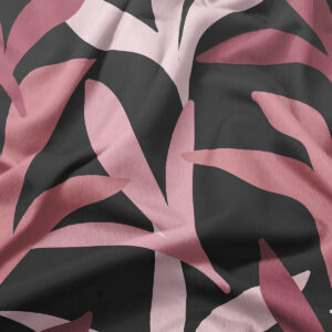 zbliżenie na tkaninę z widocznymi malinowymi liśćmi i czarnym tłem, detal wzoru