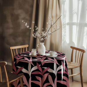aranżacja stołu z obrusem w malinowe liście, biały wazon z gałązkami na środku stołu