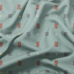 Detal tkaniny pokazujący miętowe tło z ceglastymi strzałkami, szarymi kreskami i małymi żółtymi kółkami