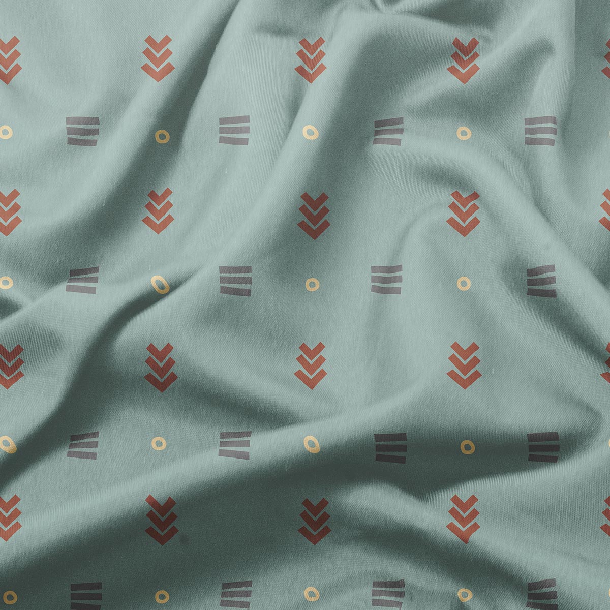 Detal tkaniny pokazujący miętowe tło z ceglastymi strzałkami, szarymi kreskami i małymi żółtymi kółkami