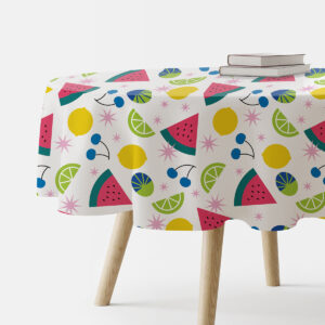 okrągły obrus na stole z kolorowym wzorem owoców i gwiazdek