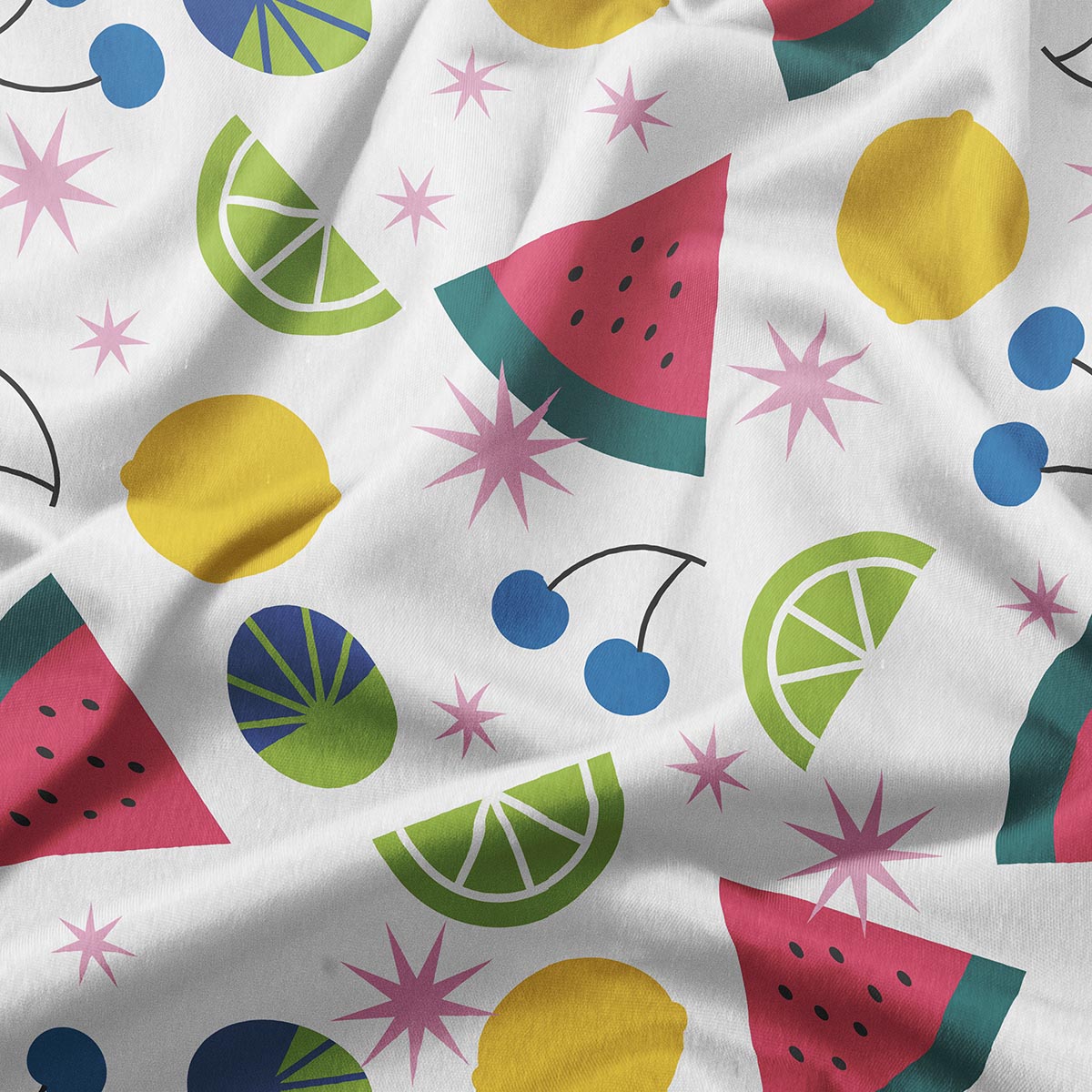 zbliżenie na nadruk: plasterki arbuza, limonki, cytryny i wisienki z różowymi gwiazdkami