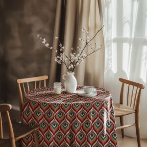 Aranżacja jadalni z wazonem na tle obrusu w ciepłych, nasyconych barwach
