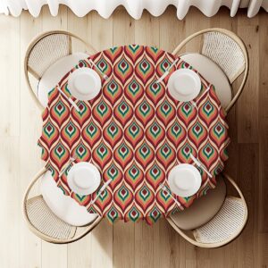 Widok z góry na okrągły stół przykryty obrusem z powtarzalnym wzorem łezek