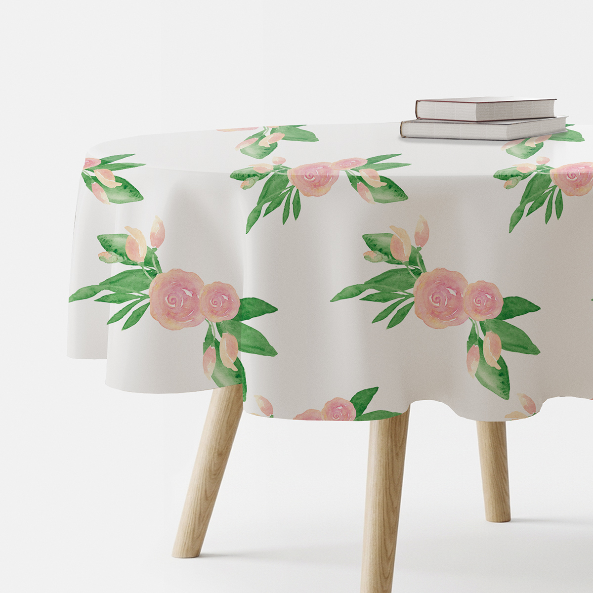 okrągły obrus z akwarelowym wzorem róż i zielonych liści na stole, główne ujęcie