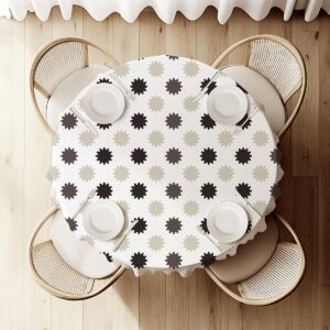 widok z góry na okrągły obrus z rozłożonymi nakryciami i powtarzalnym wzorem