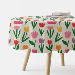 Okrągły obrus z wzorem kolorowych tulipanów ujęcie z boku na stole