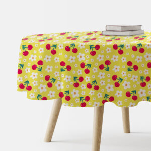 Okrągły żółty obrus na stole z motywem czerwonych wiśni i białych stokrotek