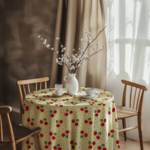 Aranżacja stołu z obrusem, wazą z gałązkami i filiżanką w przytulnej jadalni