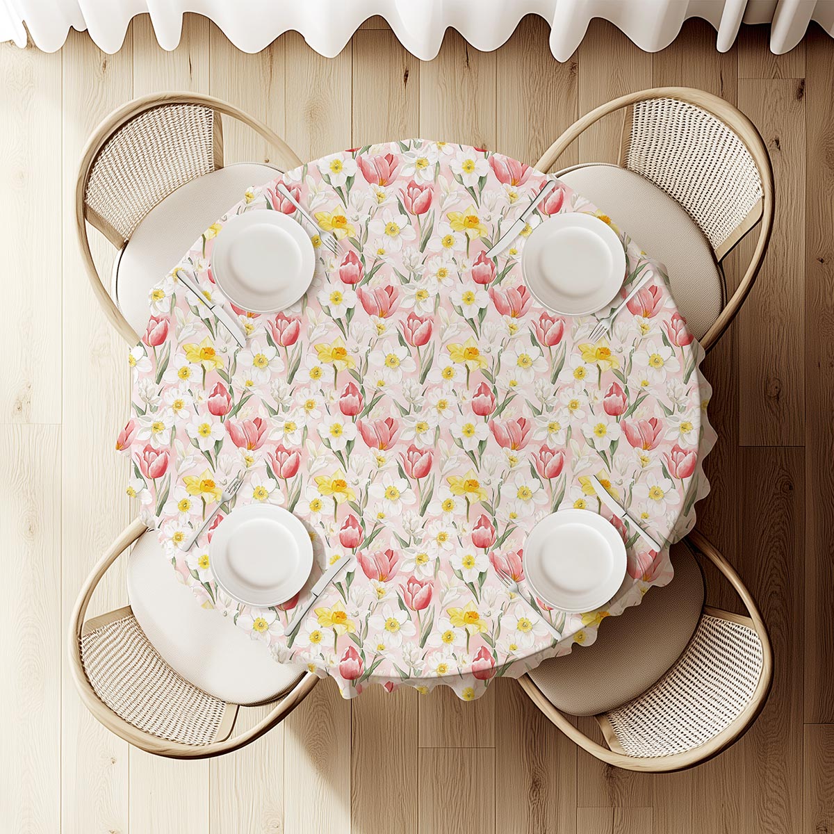 widok z góry na nakryty okrągły stół z pastelowym, kwiatowym obrusem