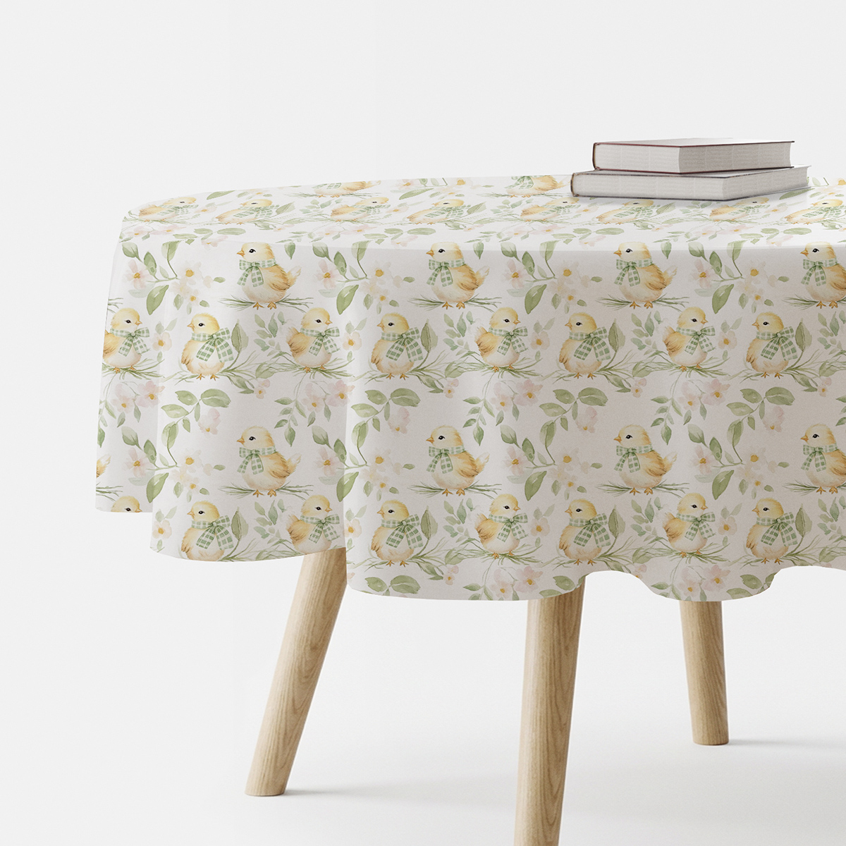 okrągły obrus z wzorem kurczaczków i delikatnych listków na stoliku