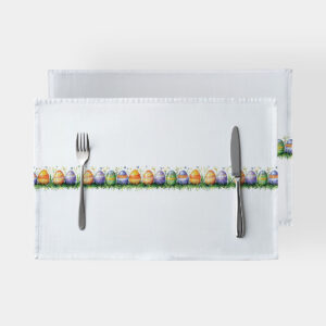 biała podkładka z poziomym pasem akwarelowych pisanek w trawie