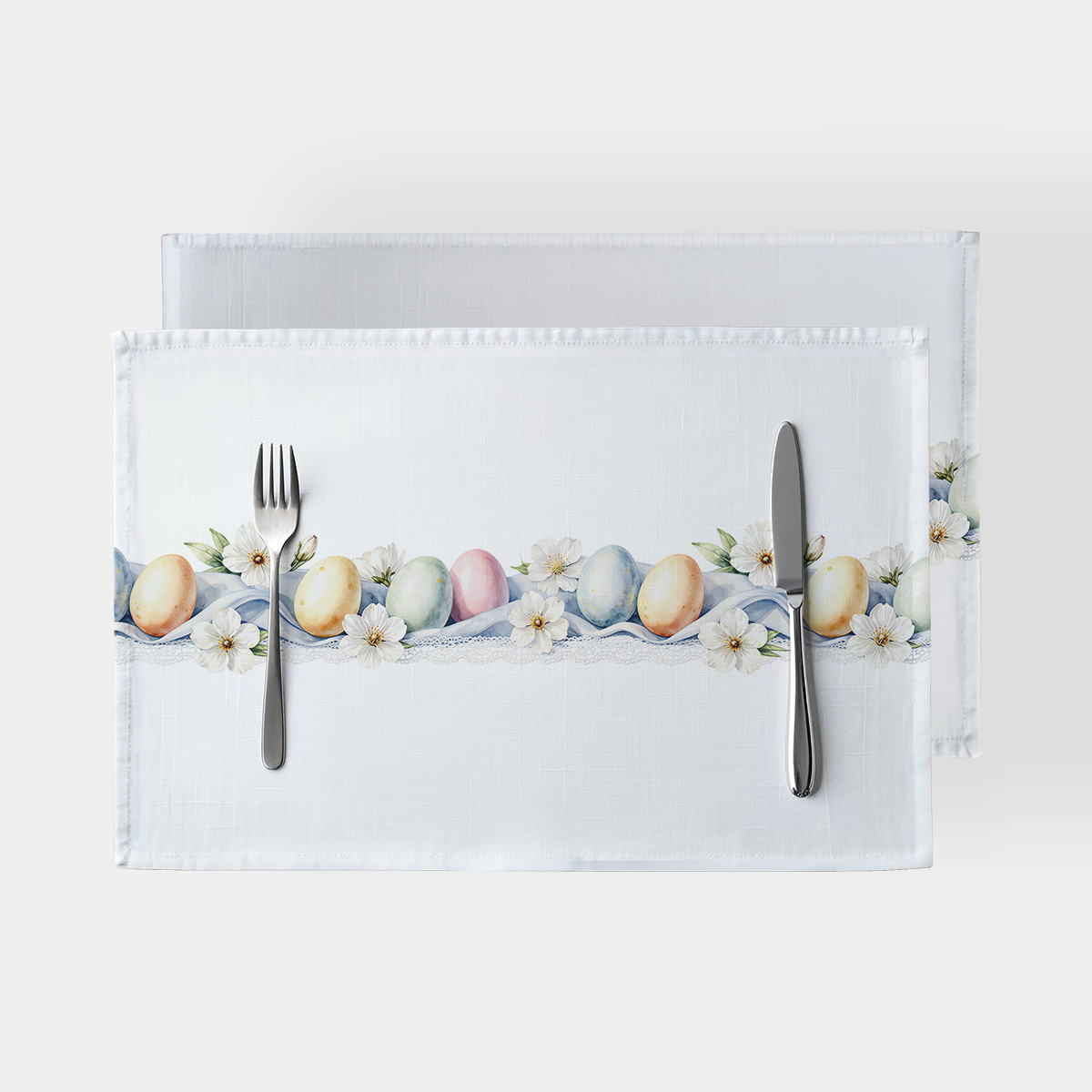 Świąteczna podkładka na stół z pasmem pastelowych pisanek i białych kwiatów, widok z góry