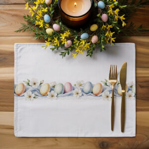 Aranżacja stołu z wieńcem, świecą i podkładką w pastelowe pisanki tworząca świąteczną dekorację