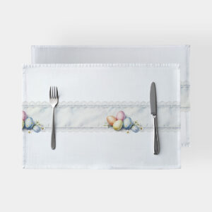 Podkładka stołowa widok z góry z pastelowymi pisankami i koronkowym pasem na białym tle