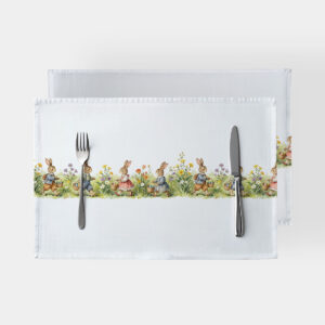 Białe podkładki z paskiem zajączków niosących koszyczki z pisankami na trawie